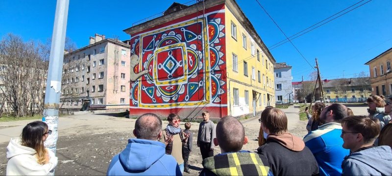 40 муралов украшают дома в Мурманской области
