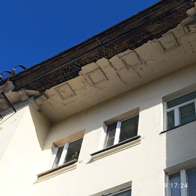 Обвалился карниз дома культурного наследия в центре Мурманска