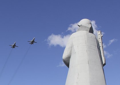 Военные самолеты будут кружить сегодня над Мурманском и Североморском
