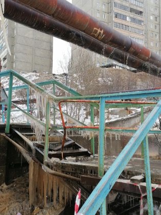 Ледяной инсталляции на лестнице «радуются» жители Североморска