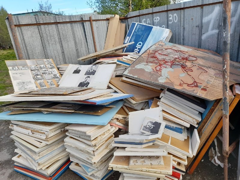 Выкинули на помойку снимки героев ВОВ в Мурманске