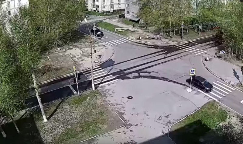 В Полярных Зорях мусоровоз сорвал провода и повалил столбы