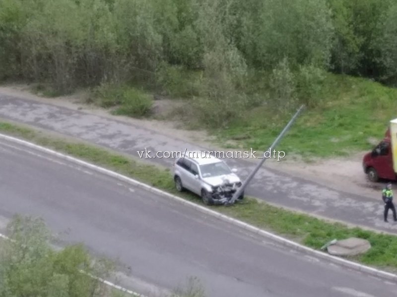 Снесла фонарный столб машина в Мурманске