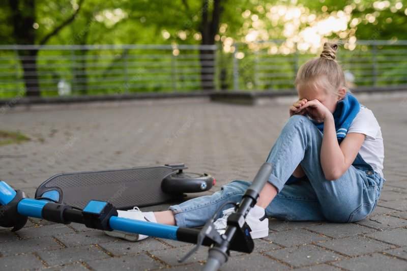 В троллейбус врезалась девочка на электросамокате в Мурманске