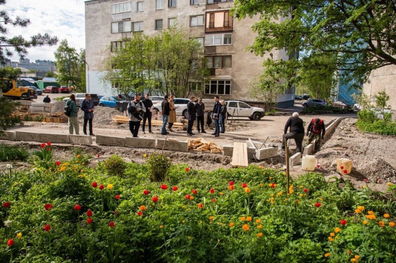 Капремонт двора на Гвардейской проверил глава Мурманска