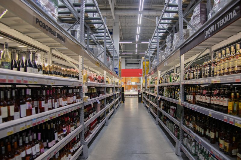 Бутылку в рукаве вынес из закрытого отдела житель Мурманска