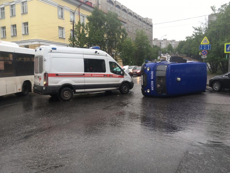 Буханка «Почты России» врезалась в «Скорую» и перевернулась в центре Мурманска