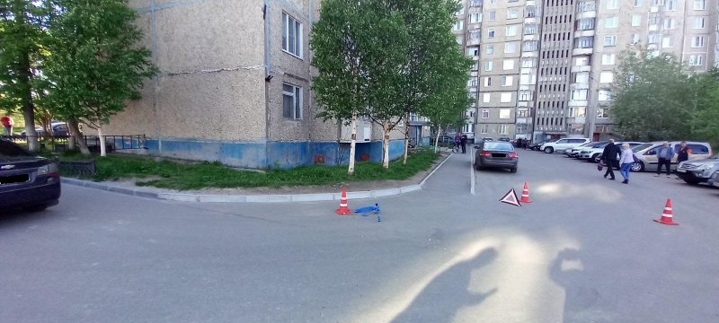 Ребенок попал под машину во дворе в Мончегорске