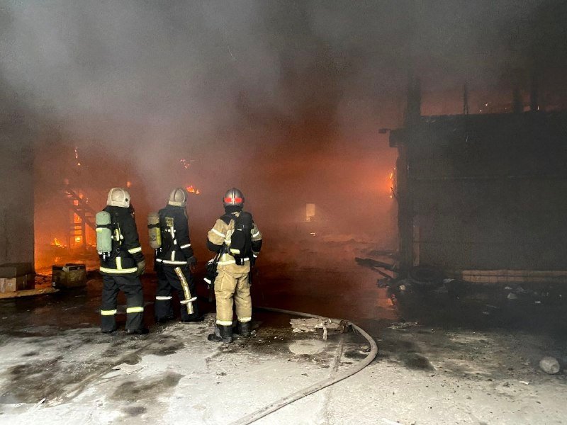 Полыхал ангар ночью в Мурманске