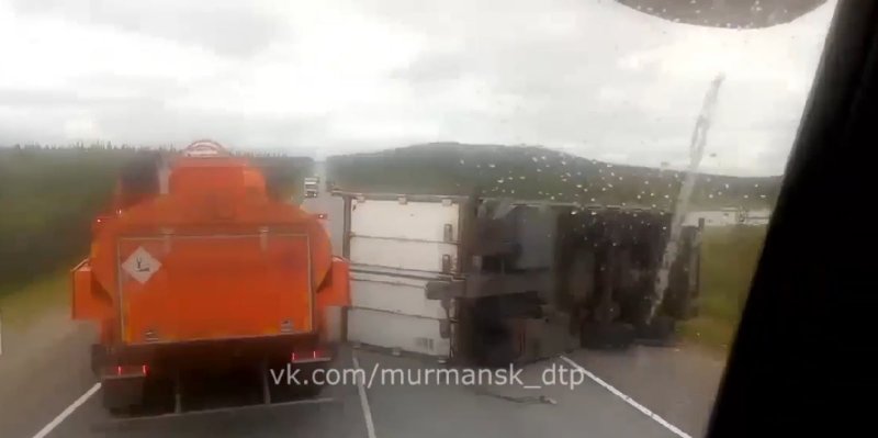 Две фуры перевернулись неподалеку от Магнетитов