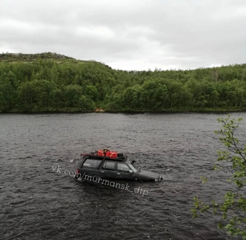 Утопили машину рыбаки в реке Западная Лица