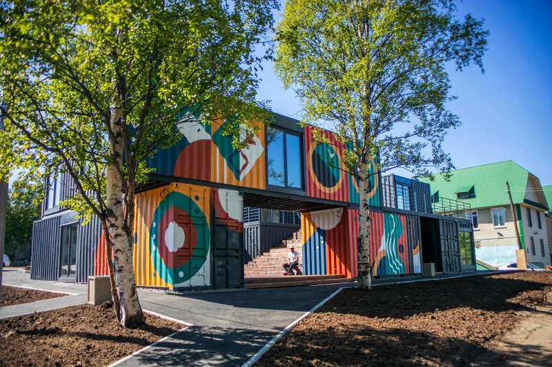 Портовики помогли создать в Мурманске «Контейнер-холл»