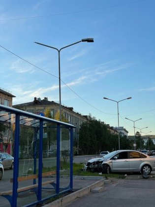 Снесла столб иномарка в районе остановки в Мурманске
