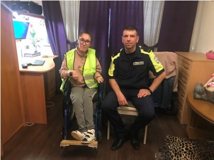 Девушке-инвалиду попасть домой помог сотрудник ГИБДД в Оленегорске