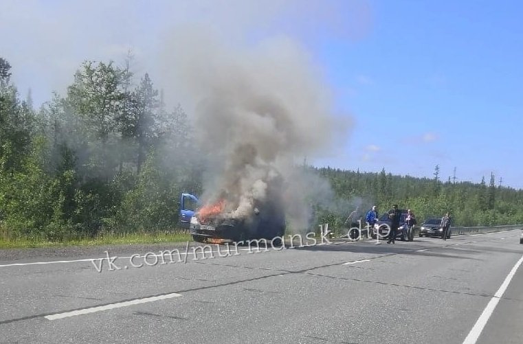 «Логан» полыхает на трассе у аэропорта Мурманск