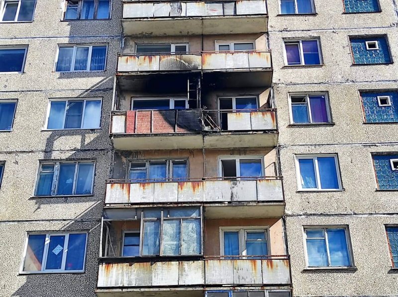 Обгорел балкон дома в Снежногорске