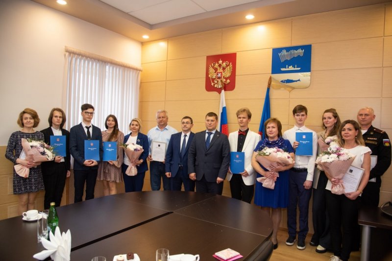 С лучшими выпускниками встретился глава Мурманска