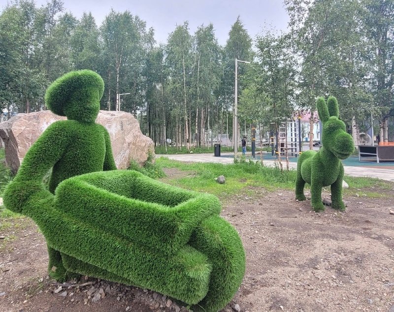 Дети седлают ослика: за новые топиары беспокоятся в Оленегорске