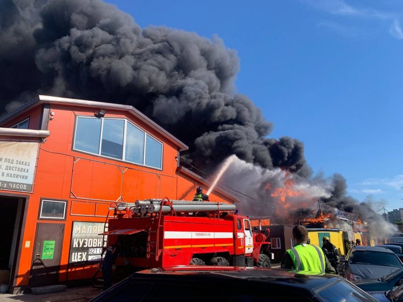 Горит шиномонтажка в Мурманске