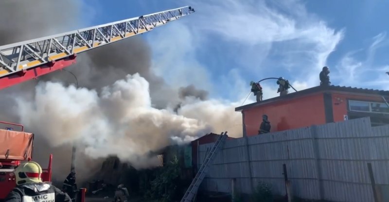 Локализован пожар в автомастерских Мурманска