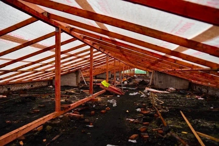 На доме-погорельце смонтировали временную кровлю в Ковдоре