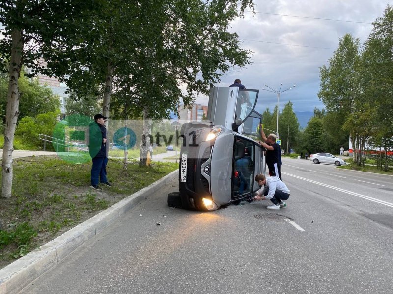 Легла на бок иномарка в Апатитах