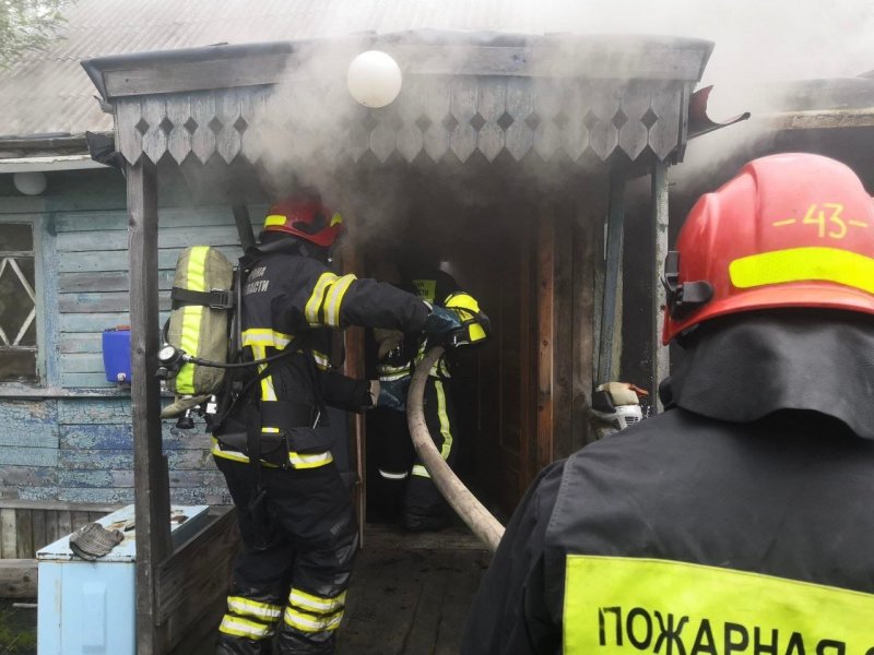 Горела жилая одноэтажка в Оленегорске