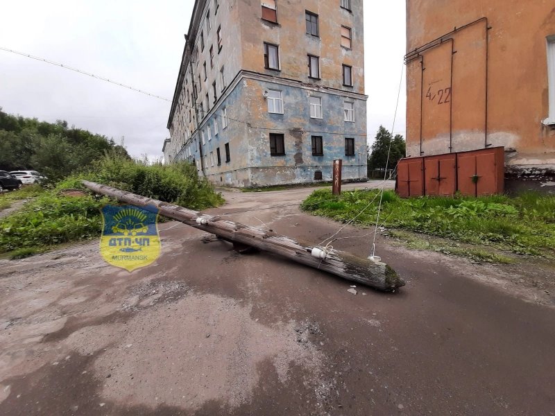 Упал фонарный столб во дворе Мурманска