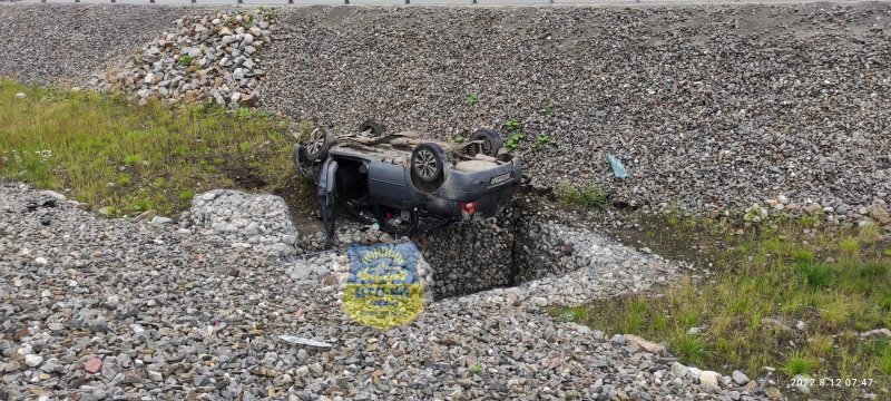 Повисла над колодцем легковушка на «ленинградке» в Мурманске