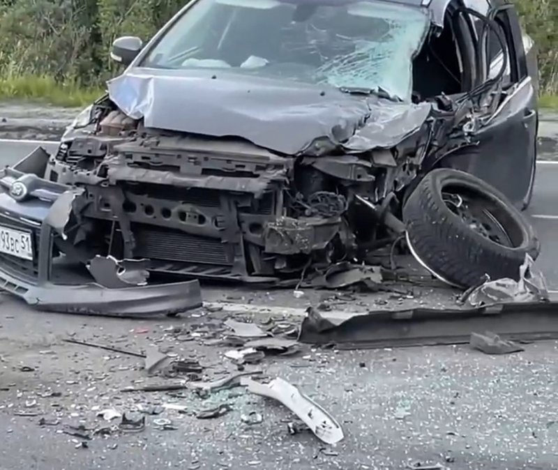 Покореженная машина стоит посреди трассы в Росляково