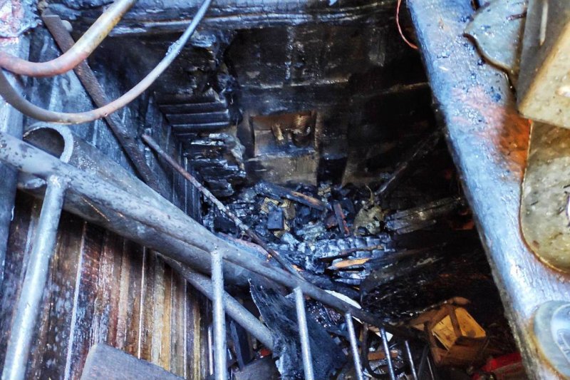 Дотла сгорел гараж рано утром в Полярном