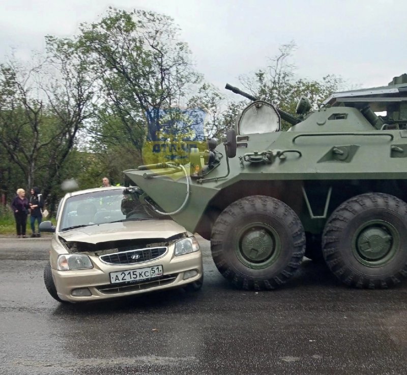 БТР протаранил иномарку в Североморске