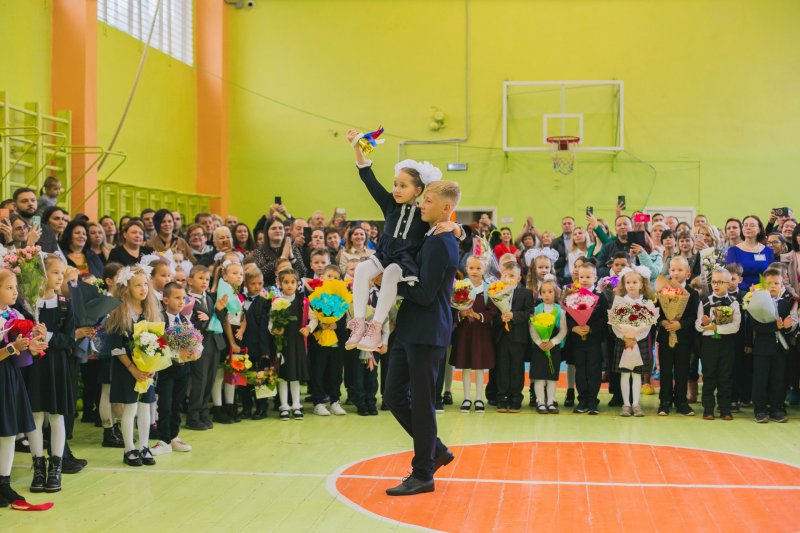 С Днем знаний поздравили гимназистов портовики