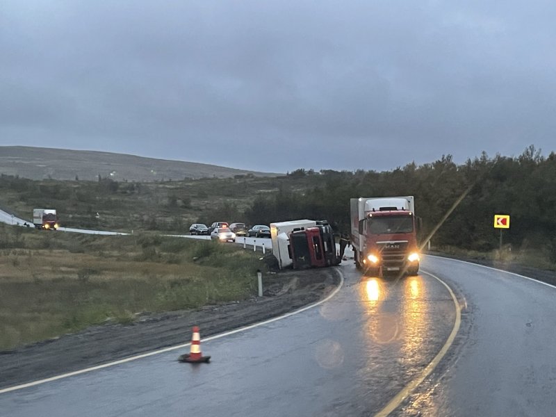 Продуктовый грузовик перевернулся на трассе под Печенгой