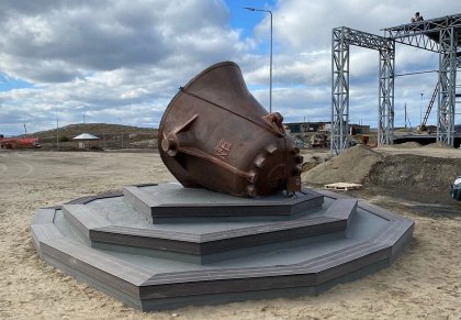 Ковш весом в 18 тонн стал арт-объектом в Никеле