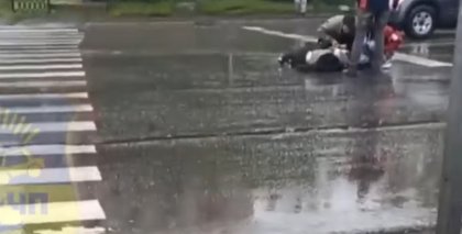 Иномарка ехала на "красный" и сбила женщину в Мурманске