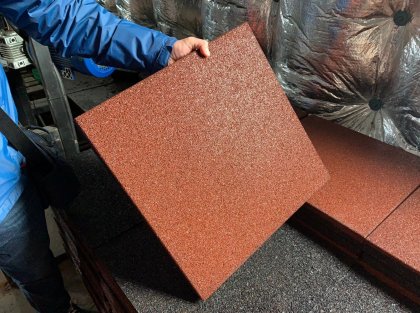 Первые полтысячи плиток из старых шин сделаны в Мурманской области