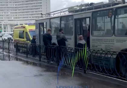 Помощь медиков понадобилась пассажиру троллейбуса в Мурманске