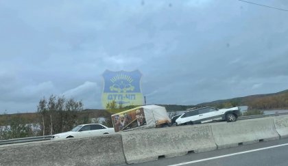 На отбойник заскочила машина с прицепом в Мурманске