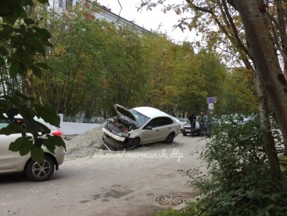 Автоледи "загнала" свою машину на кучу щебня в Мурманске
