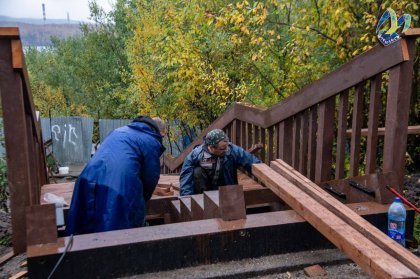 Монтируют набережную возле озера Среднего в Мурманске