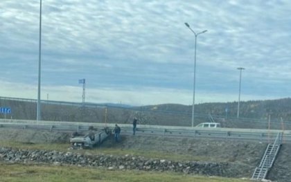 Перескочила отбойник и легла на крышу машина неподалеку от Мурманска