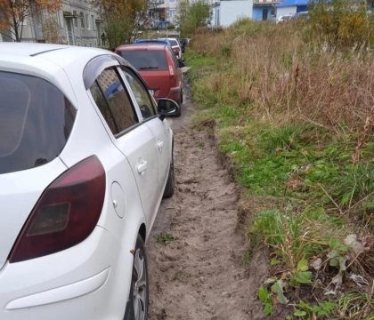 Ради своей машины замуровала песком ливневку жительница Снежногорска