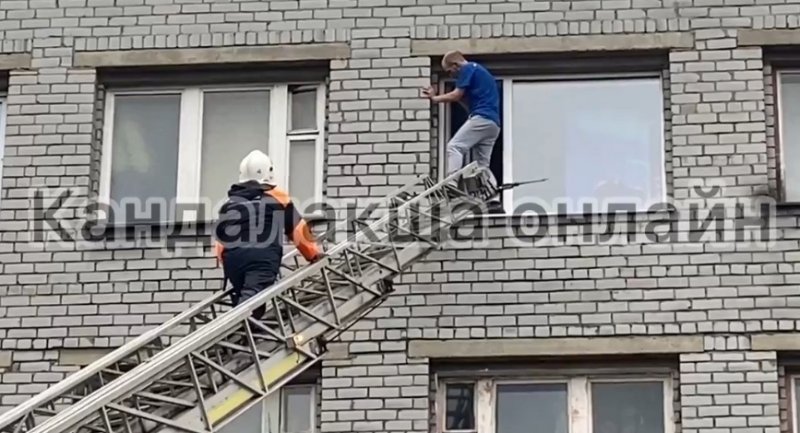 Снимали с карниза окна мужчину спасатели в Кандалакше