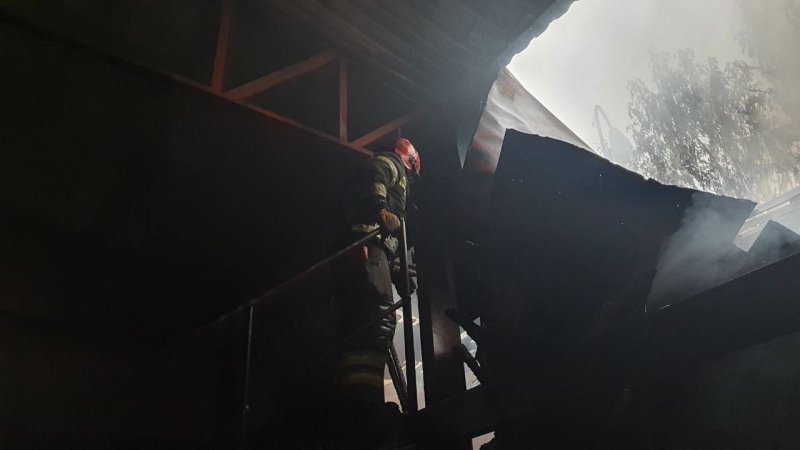 Обрушились стены строения при пожаре в Ковдоре