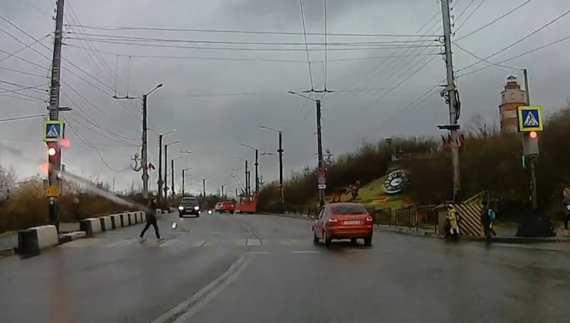 Чуть не сбил детей на «зебре» водитель «Лады» в Мурманске
