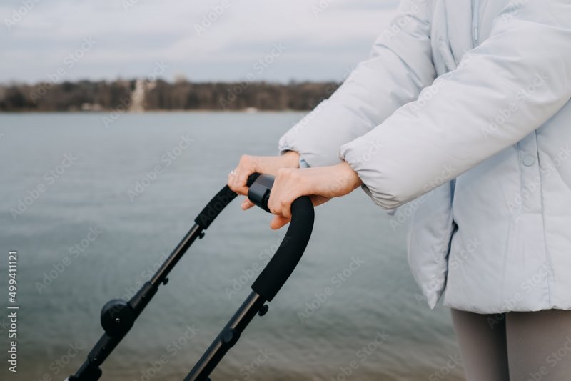 Девушку с коляской сбила машина в Мурманске