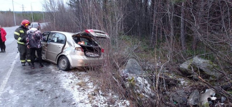 Врезалась в камень, выехав в кювет машина в Оленегорске
