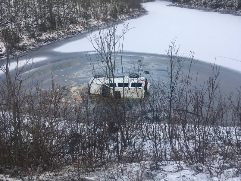 Машина тонула в озере: водителя спасли мурманские полицейские