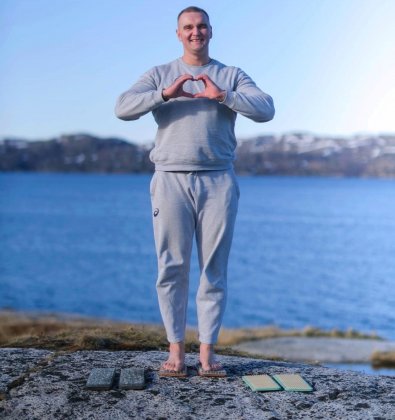 Простоял на гвоздях больше часа житель Полярного